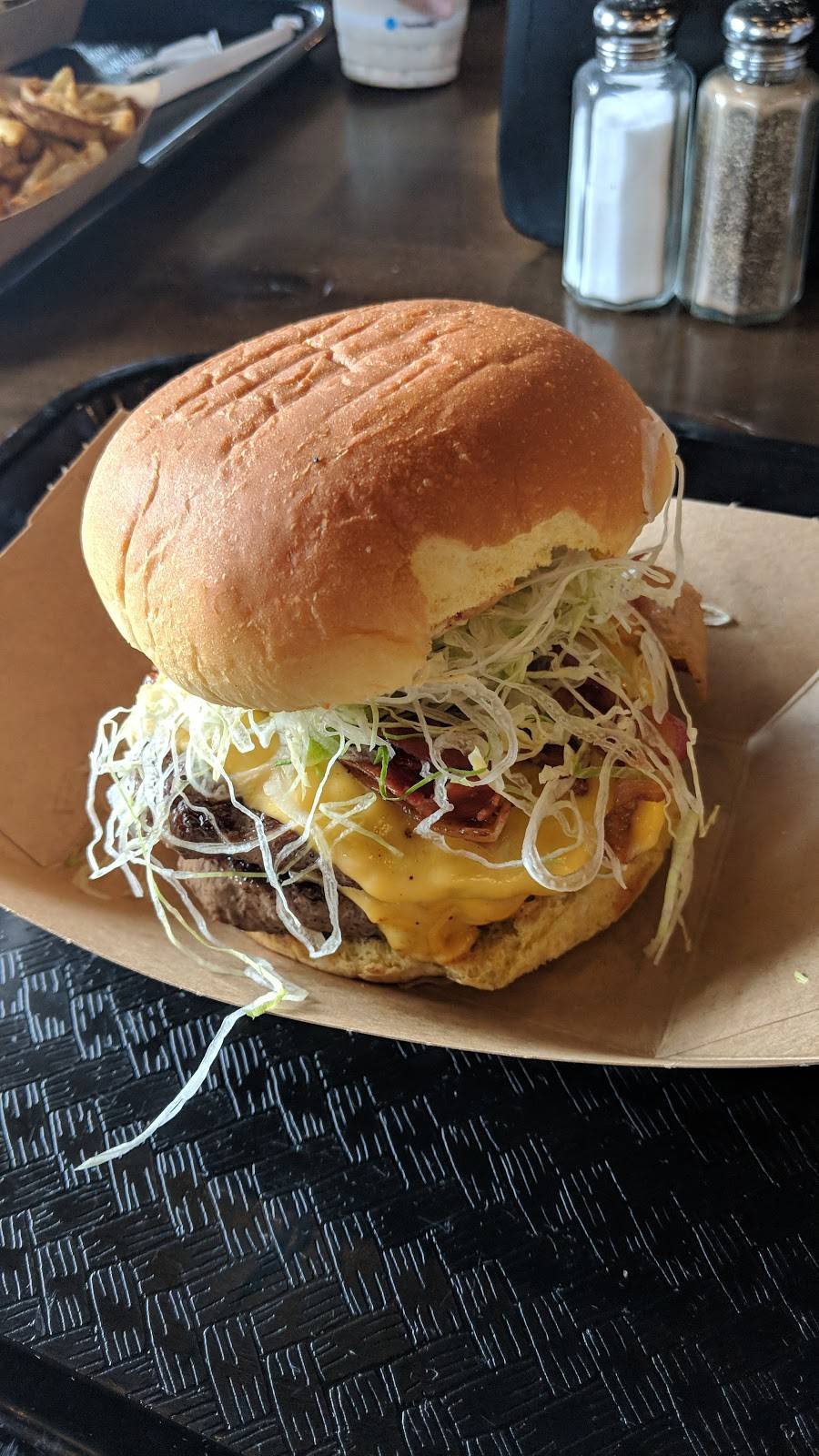 Bovine Burgers | restaurant | 76b W Railroad Ave, Jamesburg, NJ 08831, USA | 7326561666 OR +1 732-656-1666