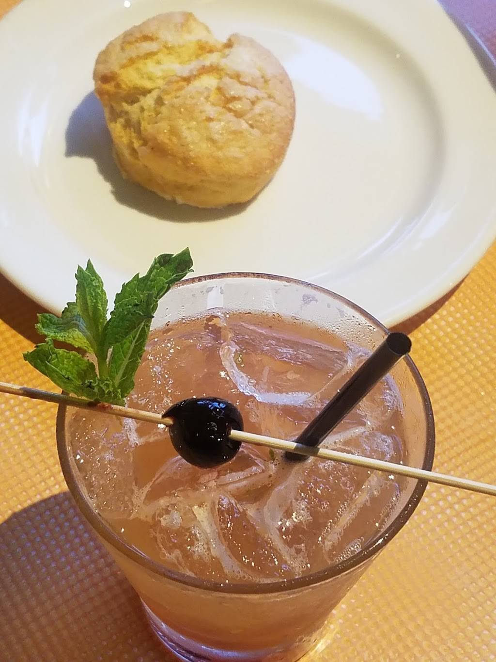 Lucilles Smokehouse Bar-B-Que | restaurant | 2550 Park Ave, Tustin, CA 92782, USA | 7142591227 OR +1 714-259-1227