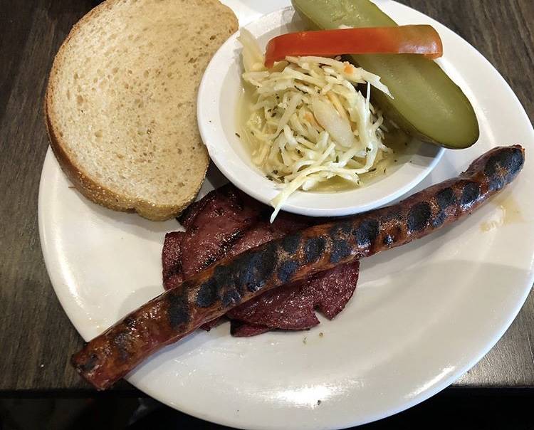 Dunns | restaurant | 11598 Boulevard de Salaberry, Dollard-des-Ormeaux, QC H9B 2R8, Canada | 5144216262 OR +1 514-421-6262