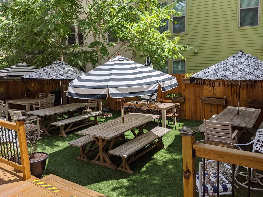 Tuttis A Place for Foodies | restaurant | 318 E Cevallos St, San Antonio, TX 78204, USA | 2105301313 OR +1 210-530-1313