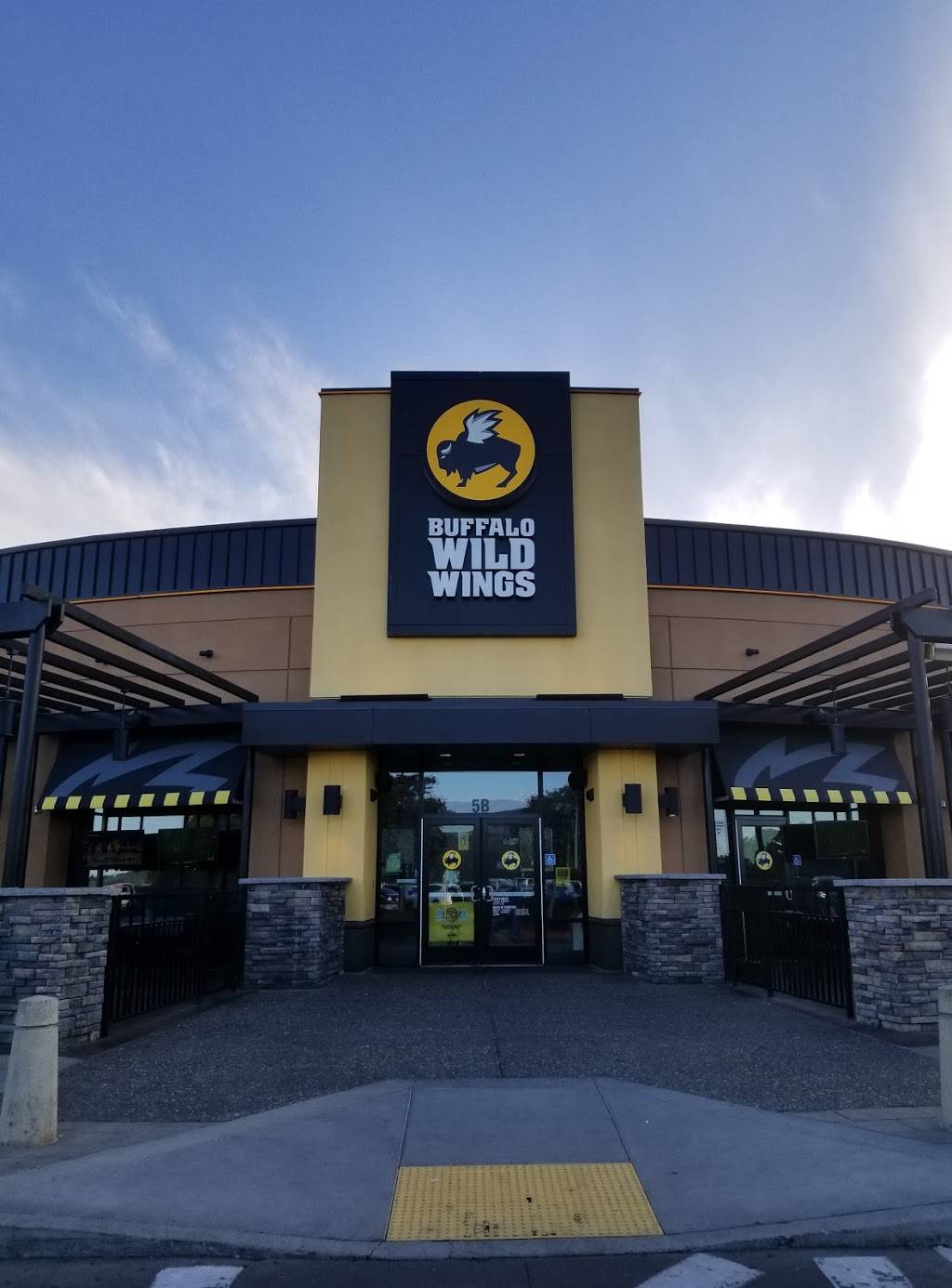 Buffalo Wild Wings | restaurant | 5B Serramonte Center, Daly City, CA 94015, USA | 6509973021 OR +1 650-997-3021