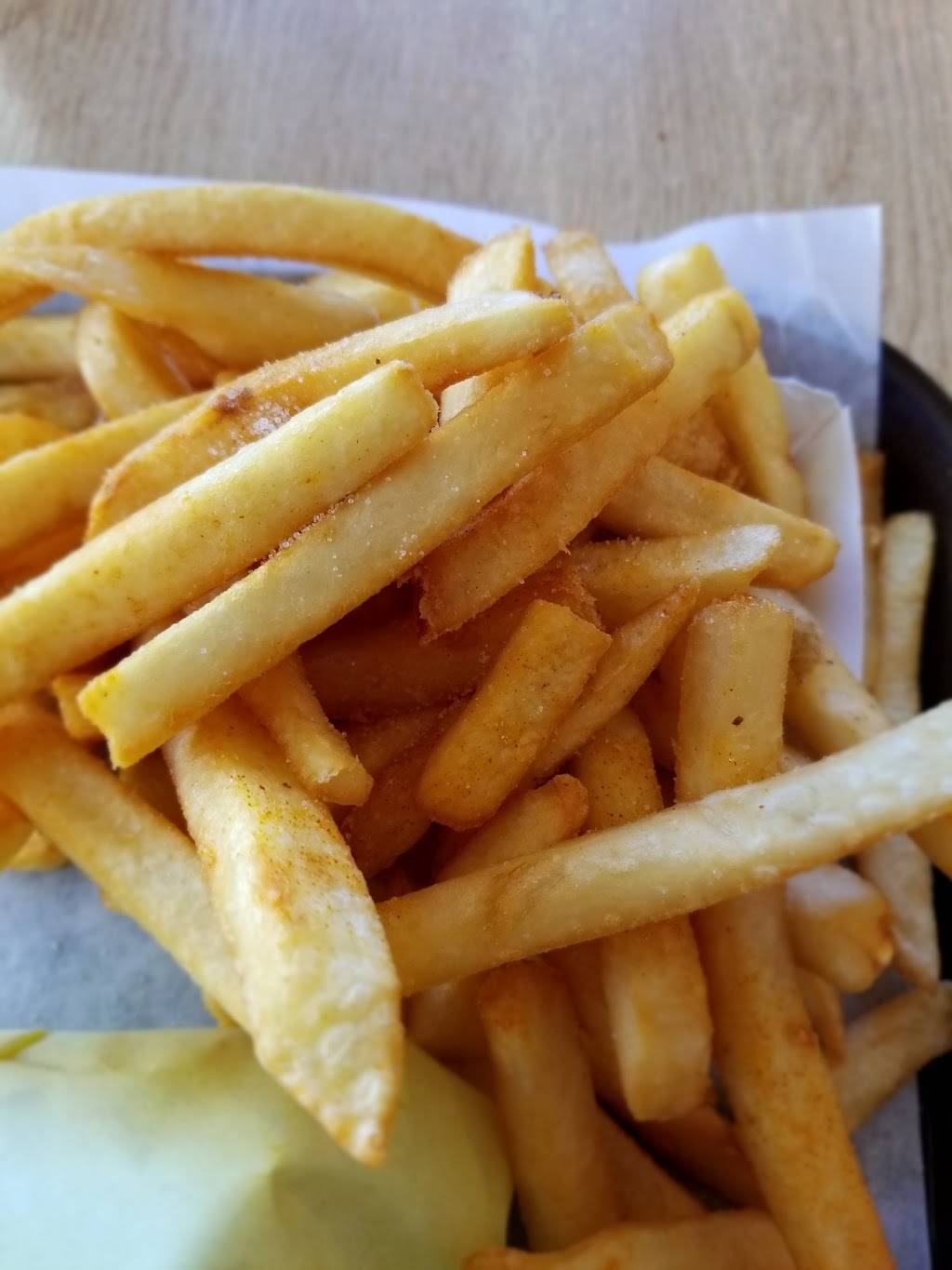 Queens Burgers | restaurant | 6705 Foothill Blvd, Tujunga, CA 91042, USA | 8183532495 OR +1 818-353-2495