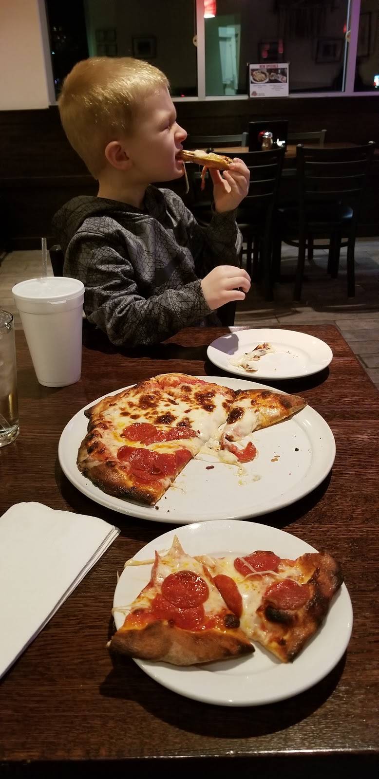 Embers Wood Fired Pizza | restaurant | 7 Mattes Ave, Vandalia, IL 62471, USA | 6182832625 OR +1 618-283-2625