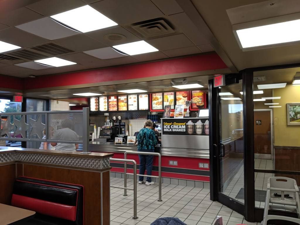 Hardees | restaurant | 629 W Main St, Benton, IL 62812, USA | 6184353286 OR +1 618-435-3286