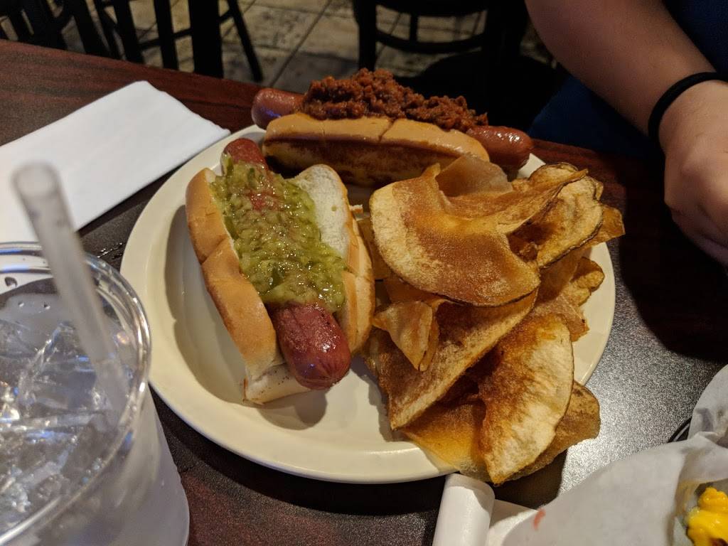 Street Meet The American Tavern | restaurant | Port Royal Plaza, D11, 95 Mathews Dr, Hilton Head Island, SC 29926, USA | 8438422570 OR +1 843-842-2570