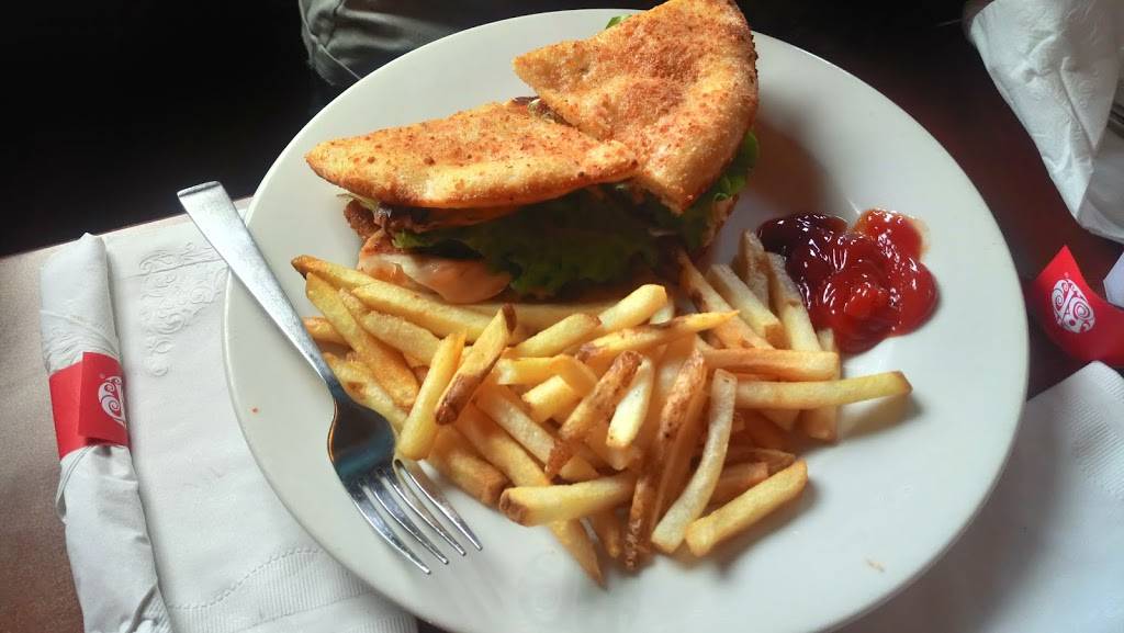 Boston Pizza | restaurant | 16A Leslie St Unit 1, Toronto, ON M4M 3C1, Canada | 4167784700 OR +1 416-778-4700