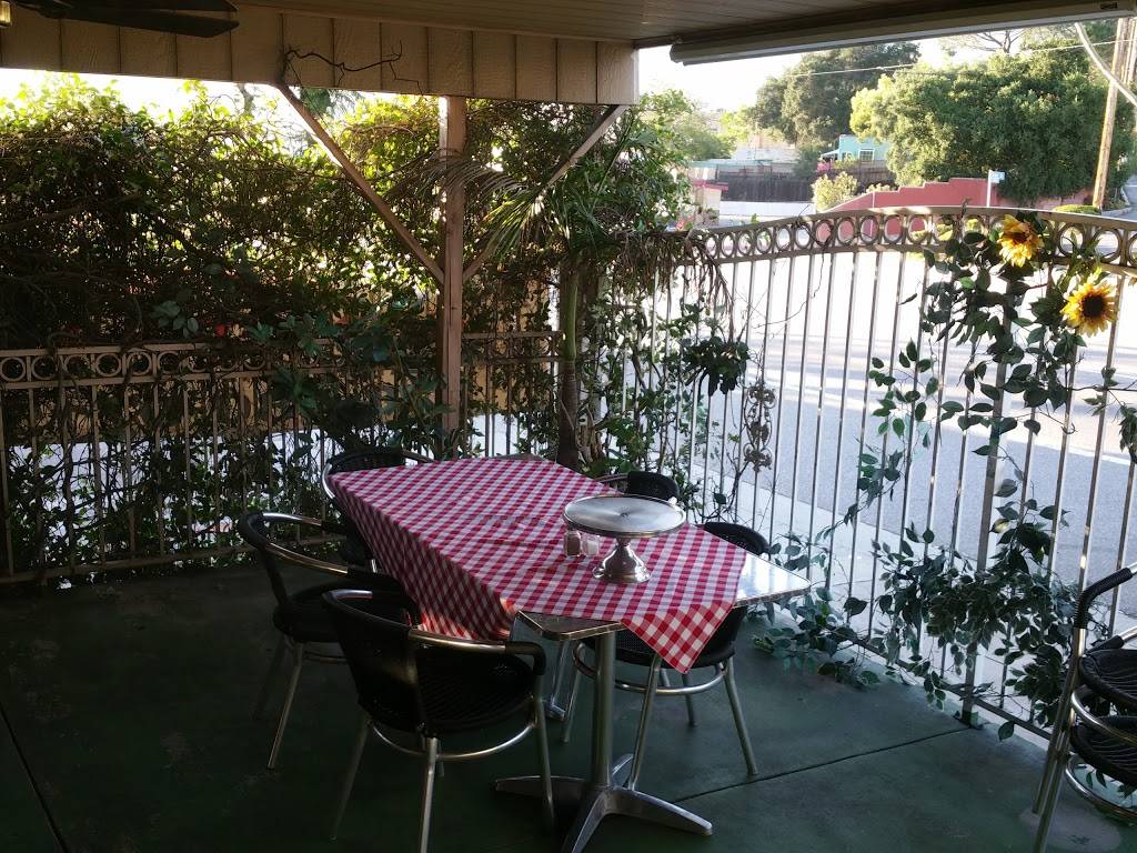 Leos Pizza Family Restaurant | restaurant | 7556 Foothill Blvd, Tujunga, CA 91042, USA | 8183522222 OR +1 818-352-2222