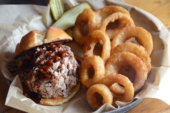 Country Club BBQ | restaurant | 2510 W Farmington Rd, West Peoria, IL 61604, USA | 3099663766 OR +1 309-966-3766