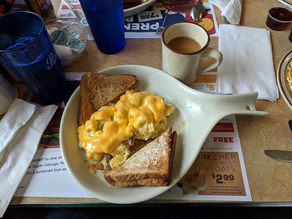 George Webb Restaurant - 61st & Bluemound | restaurant | 6108 W Bluemound Rd, Milwaukee, WI 53213, USA | 4144532392 OR +1 414-453-2392