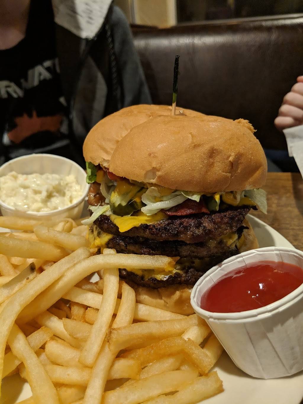 Mikes Place Family Restaurant | restaurant | 2402 Jackson St, Oshkosh, WI 54901, USA | 9204260684 OR +1 920-426-0684