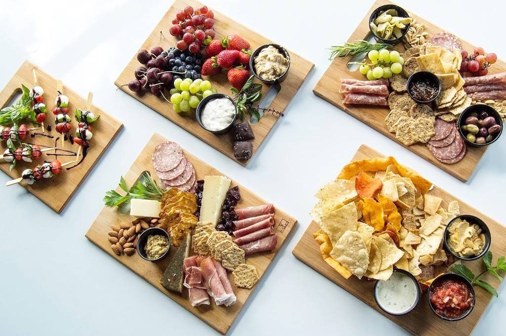 8th Ward Urban Bar and Restaurant | restaurant | 3905 Broadway, Rockford, IL 61108, USA | 8157086523 OR +1 815-708-6523