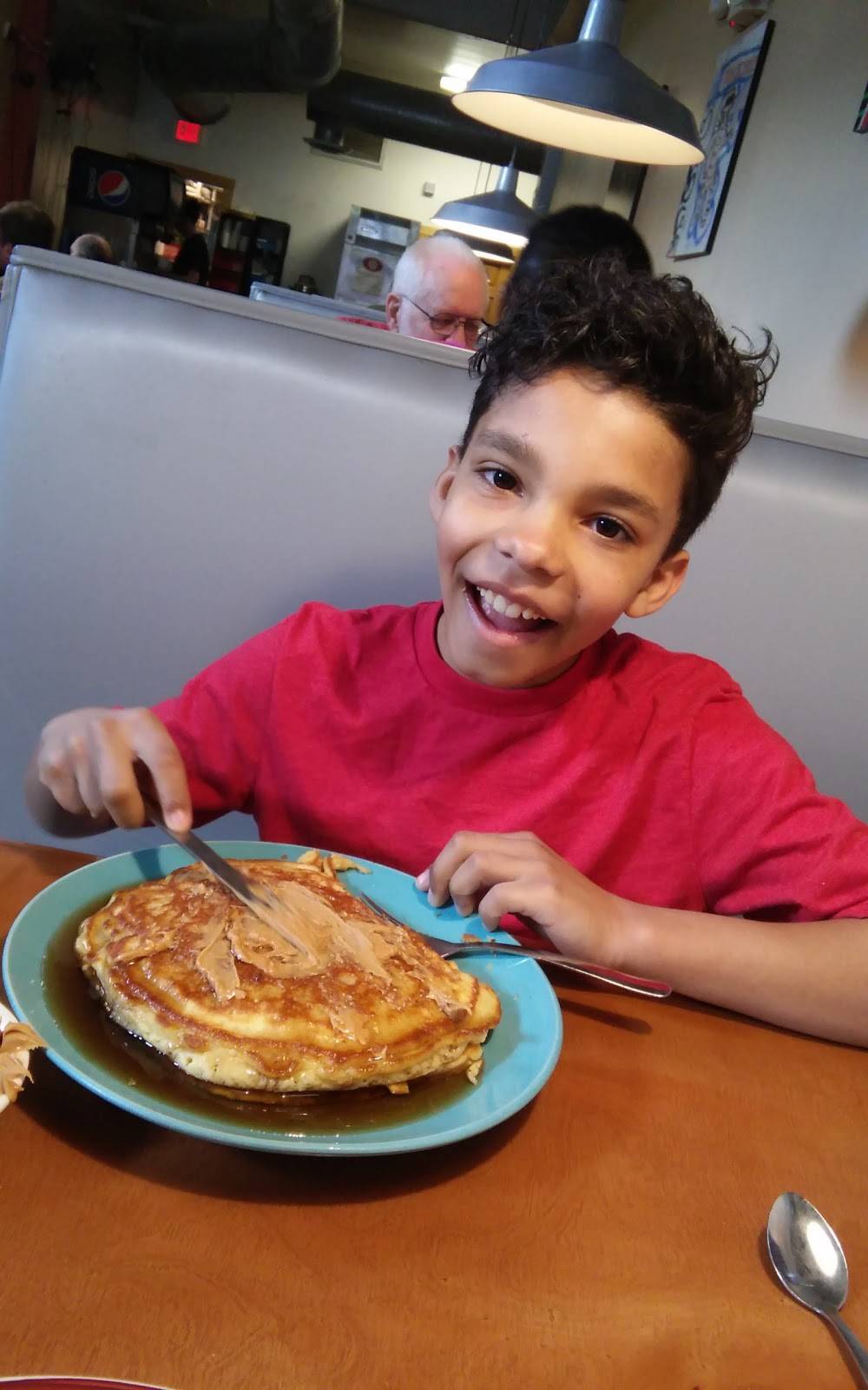 B Town Diner | restaurant | 211 N Walnut St, Bloomington, IN 47404, USA | 8128220300 OR +1 812-822-0300