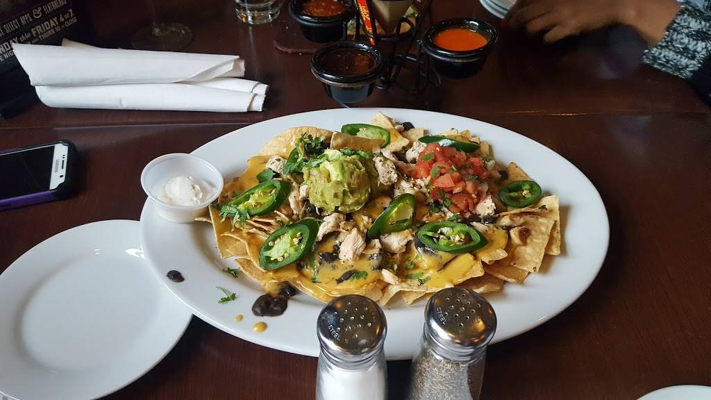 Bar Louie | night club | 5500 S Shore Dr, Chicago, IL 60637, USA | 7733635300 OR +1 773-363-5300