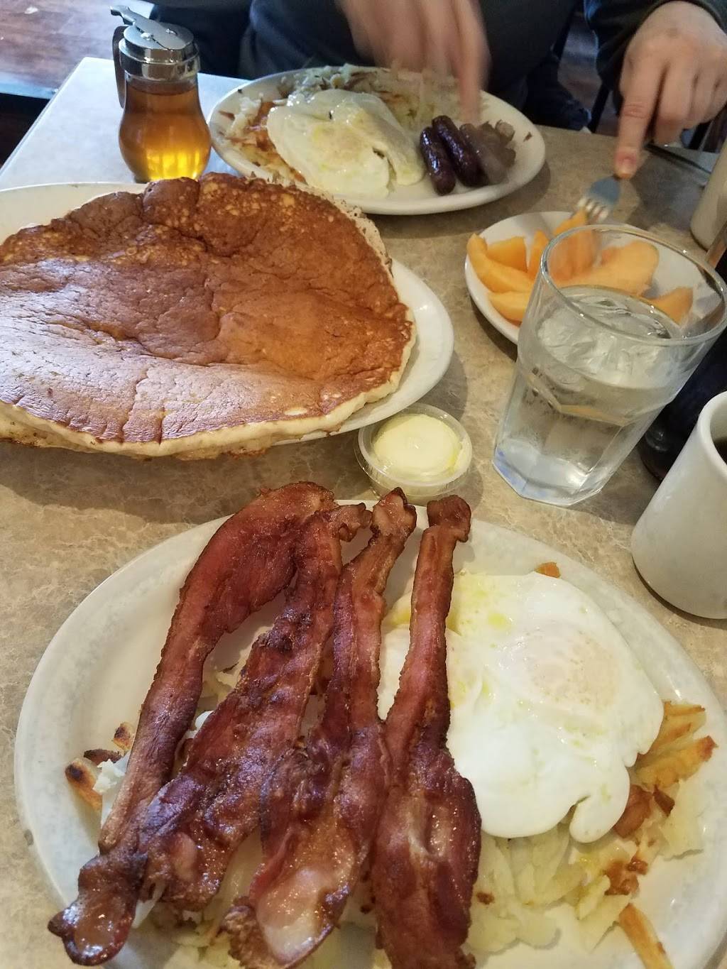 Sportys | restaurant | 17611 Vashon Hwy SW, Vashon, WA 98070, USA | 2064630940 OR +1 206-463-0940