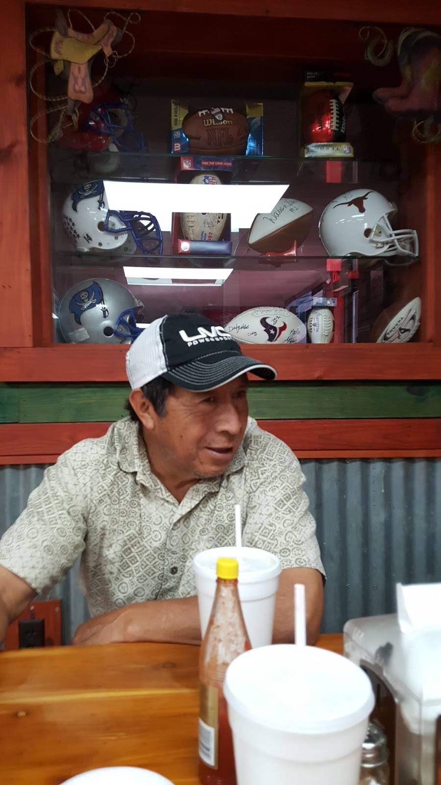 DJs Bar-B-Que | restaurant | 906 W Plantation Dr, Clute, TX 77531, USA | 9792656331 OR +1 979-265-6331