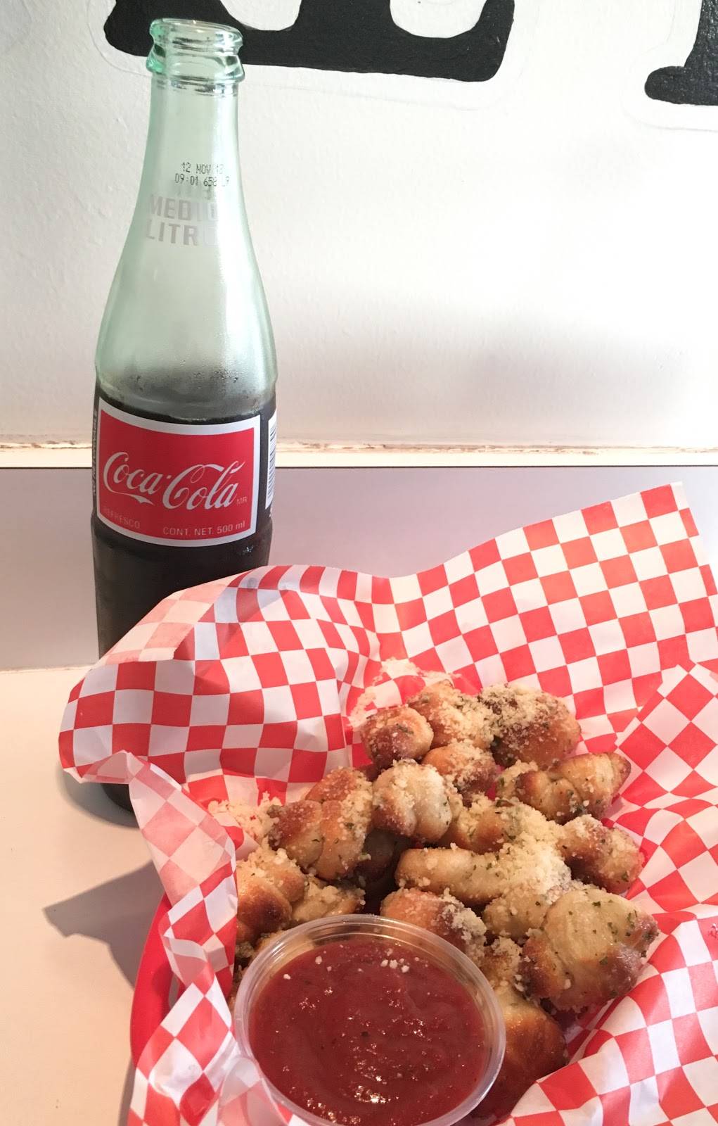 Johnnys Real New York Pizza | restaurant | 2756 East Coast Hwy, Corona Del Mar, CA 92625, USA | 9497299159 OR +1 949-729-9159