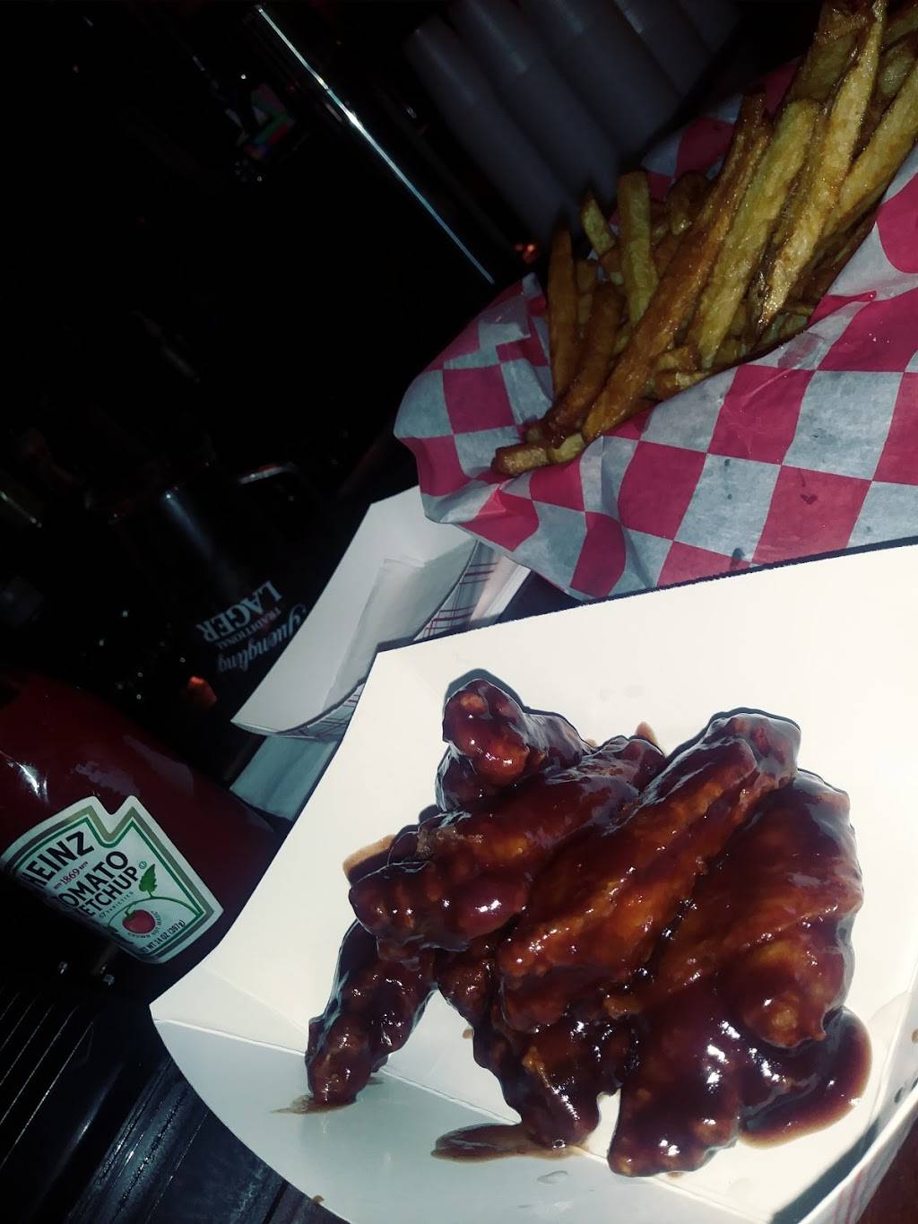 The Ugly Dog Saloon | restaurant | 2351 Noblestown Rd #1, Pittsburgh, PA 15205, USA | 4124583794 OR +1 412-458-3794