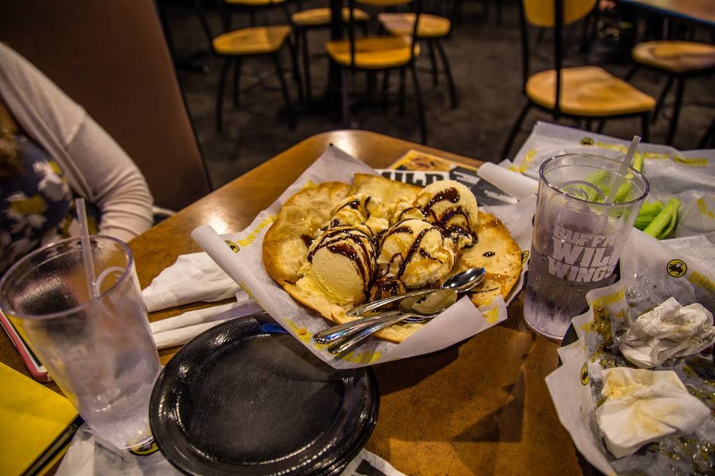 Buffalo Wild Wings | restaurant | 1600 E Summit St, Crown Point, IN 46307, USA | 2196639453 OR +1 219-663-9453