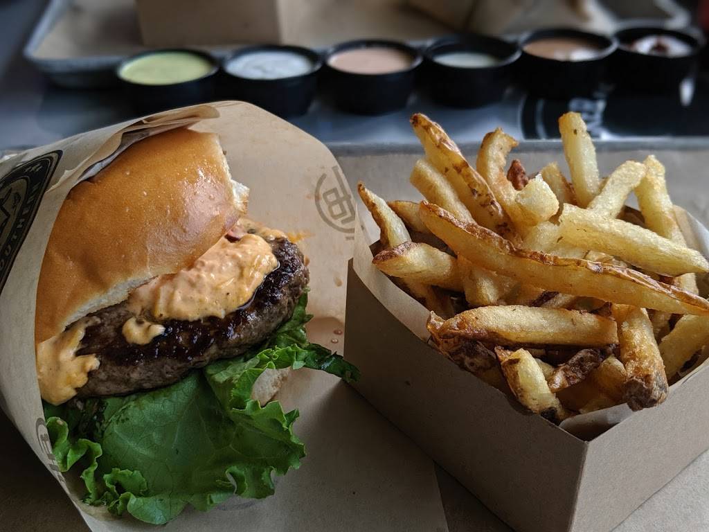 D-Luxe Burger | restaurant | 1524 Buena Vista Dr, Orlando, FL 32830, USA | 4079343110 OR +1 407-934-3110