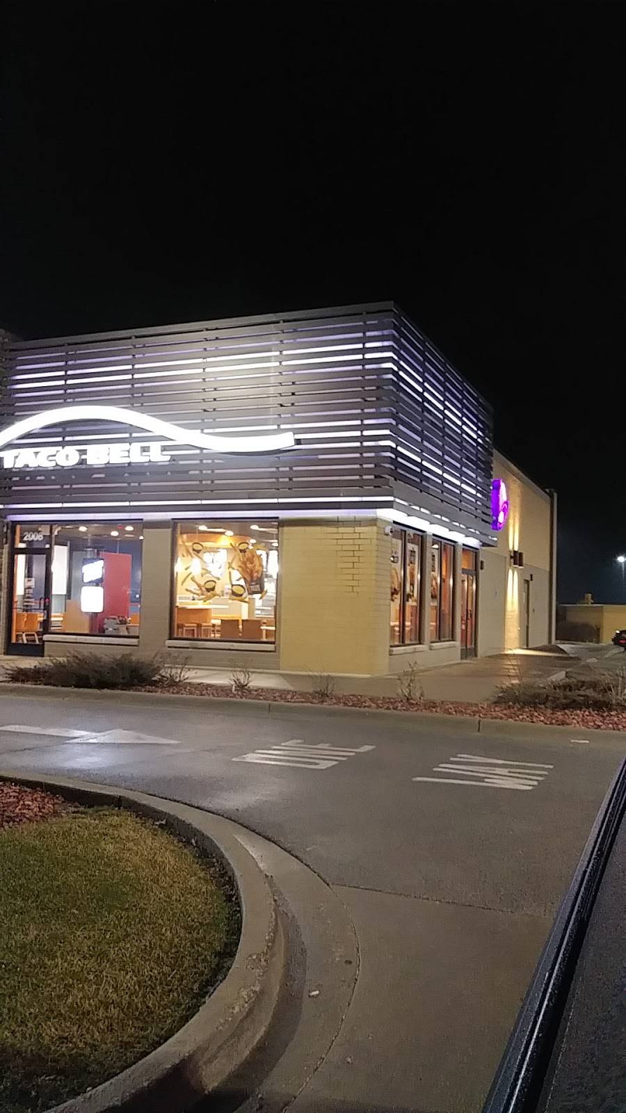 Taco Bell | meal takeaway | 2008 N Bloomington St, Streator, IL 61364, USA | 8156727674 OR +1 815-672-7674