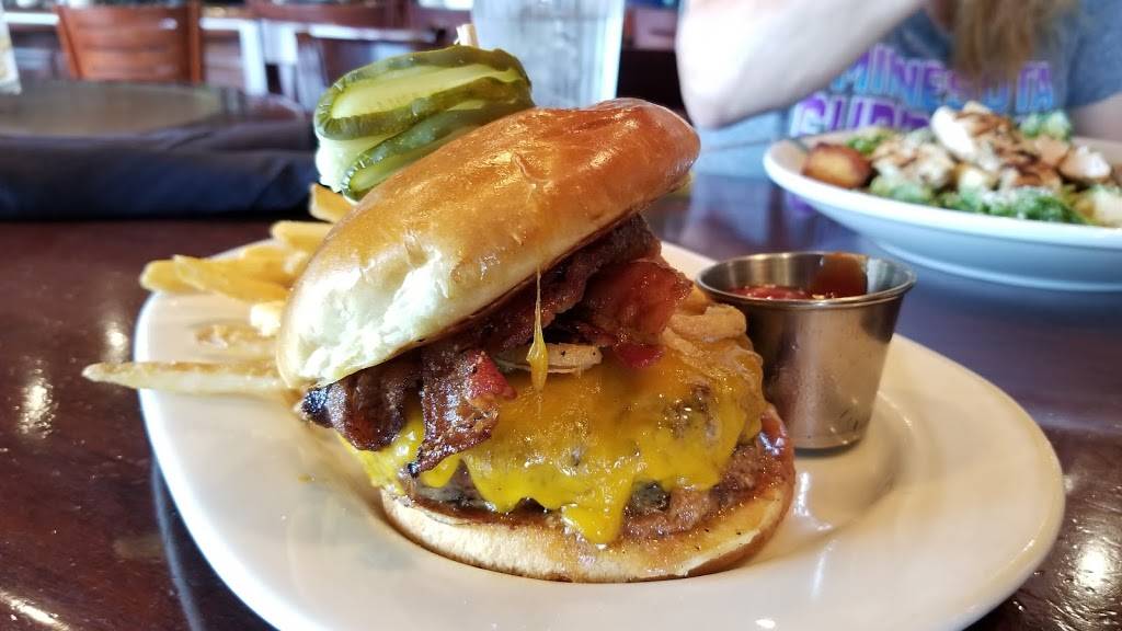 Houlihans | restaurant | 6601 Lyndale Ave S, Richfield, MN 55423, USA | 6122439150 OR +1 612-243-9150