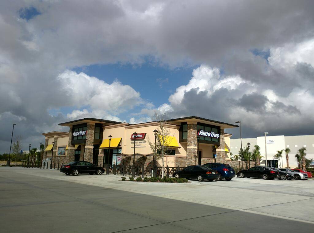 RaceTrac | bakery | 14201 NW 57th Ave, Opa-locka, FL 33054, USA | 3056859410 OR +1 305-685-9410