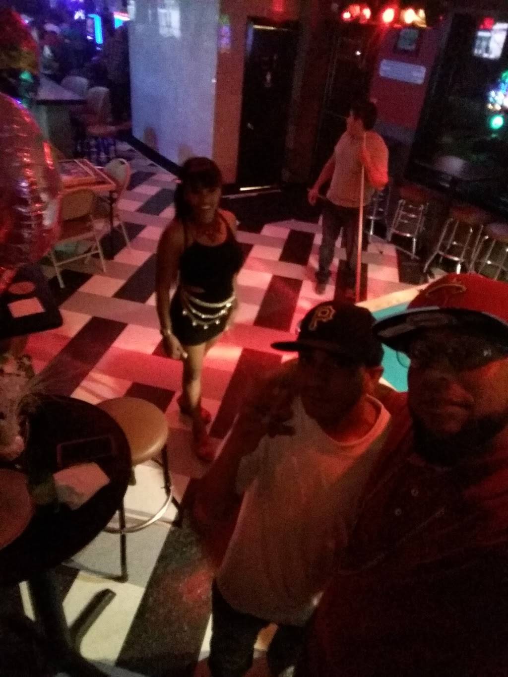 Yo Maxis Bar & Grill | restaurant | 423 W Bristol St, Philadelphia, PA 19140, USA | 2673355238 OR +1 267-335-5238