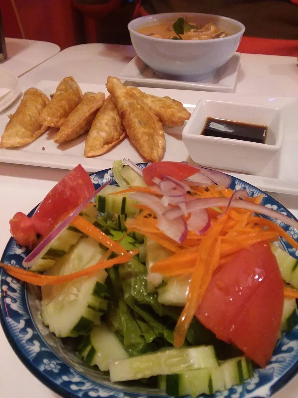 tom yum cafe | restaurant | 608 W Barry Ave, Chicago, IL 60657, USA | 7732705646 OR +1 773-270-5646