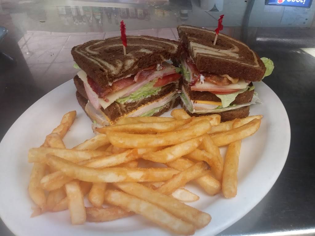 J&Js Family Restaurant | restaurant | 1 North St, Yale, MI 48097, USA | 8103873300 OR +1 810-387-3300