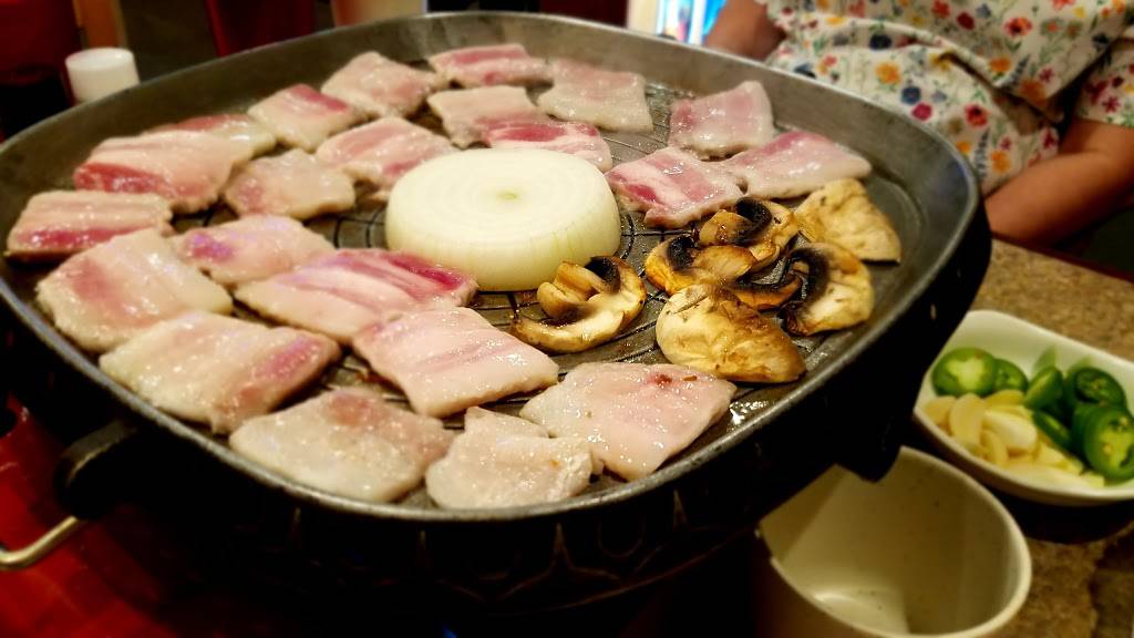 Home Town Restaurant | restaurant | 3020 Minnesota Dr, Anchorage, AK 99503, USA | 9072772211 OR +1 907-277-2211