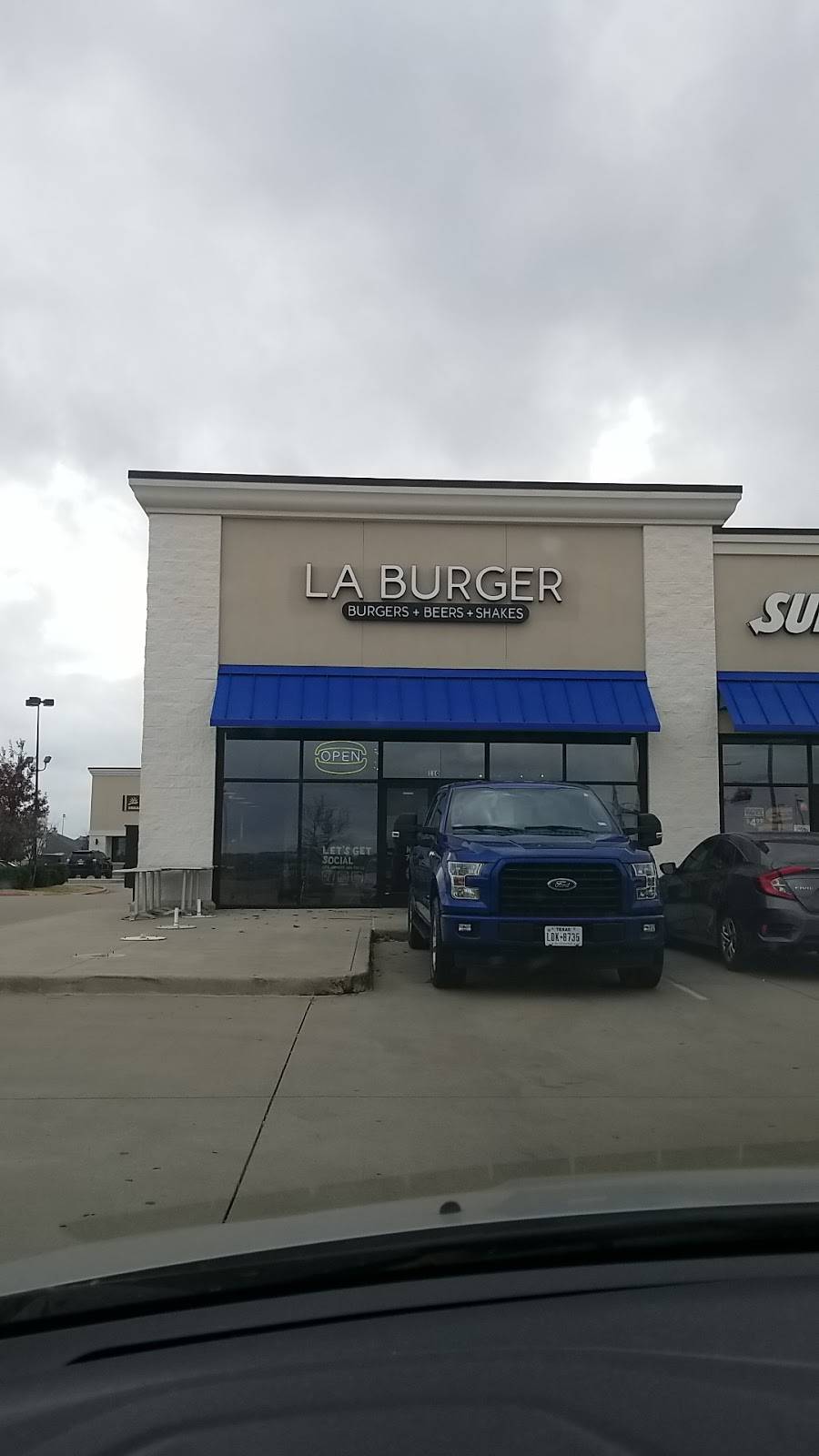 LA Burger | restaurant | 5800 N Tarrant Pkwy #110, Fort Worth, TX 76244, USA | 8175762898 OR +1 817-576-2898