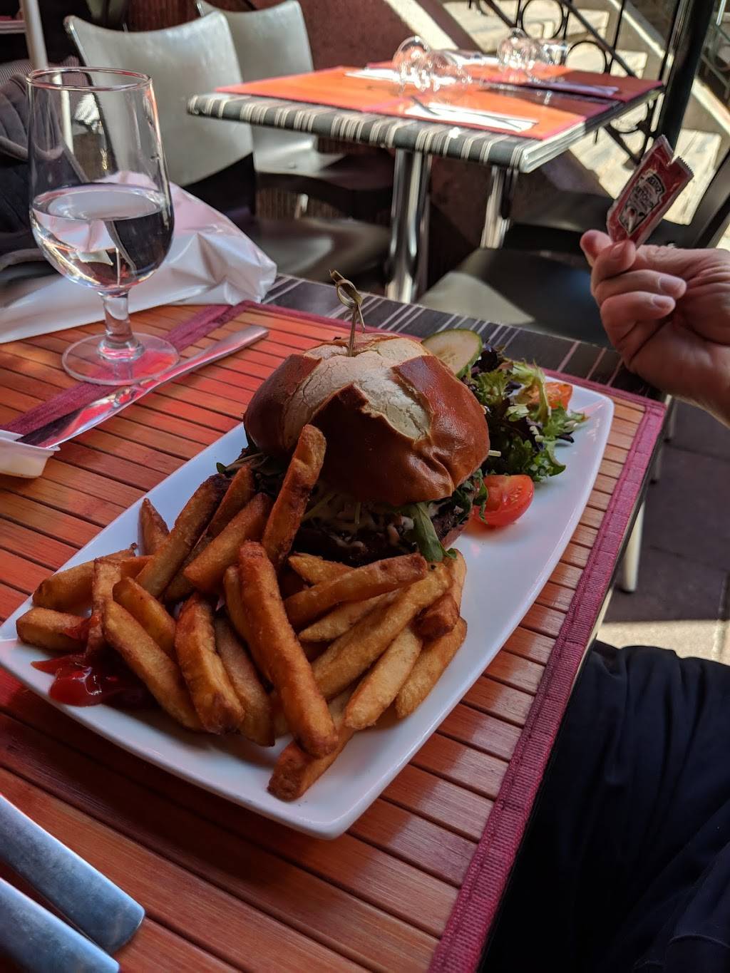 Le Repaire | restaurant | 4 Rue du Petit Champlain, Québec, QC G1K 4H4, Canada | 5813007677 OR +1 581-300-7677