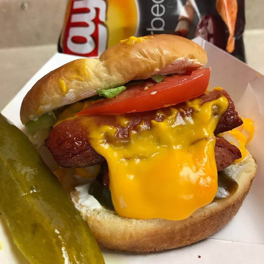 FlyDogz Lincoln | restaurant | 3111 O St ste d, Lincoln, NE 68510, USA | 4024754059 OR +1 402-475-4059