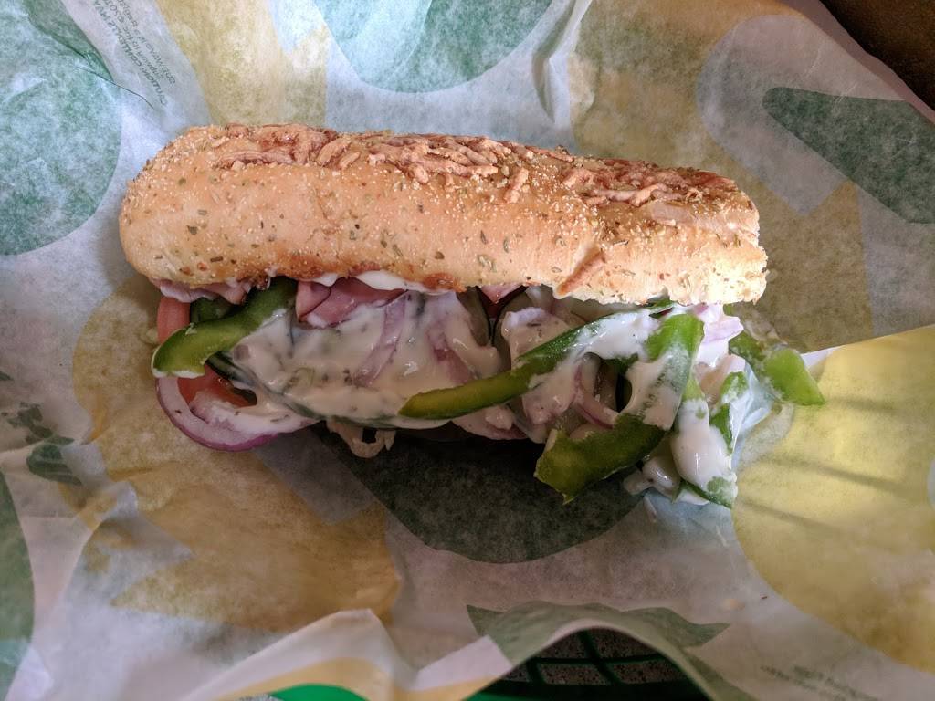 Subway | restaurant | 509 Elm St, Dallas, TX 75202, USA | 2146519268 OR +1 214-651-9268