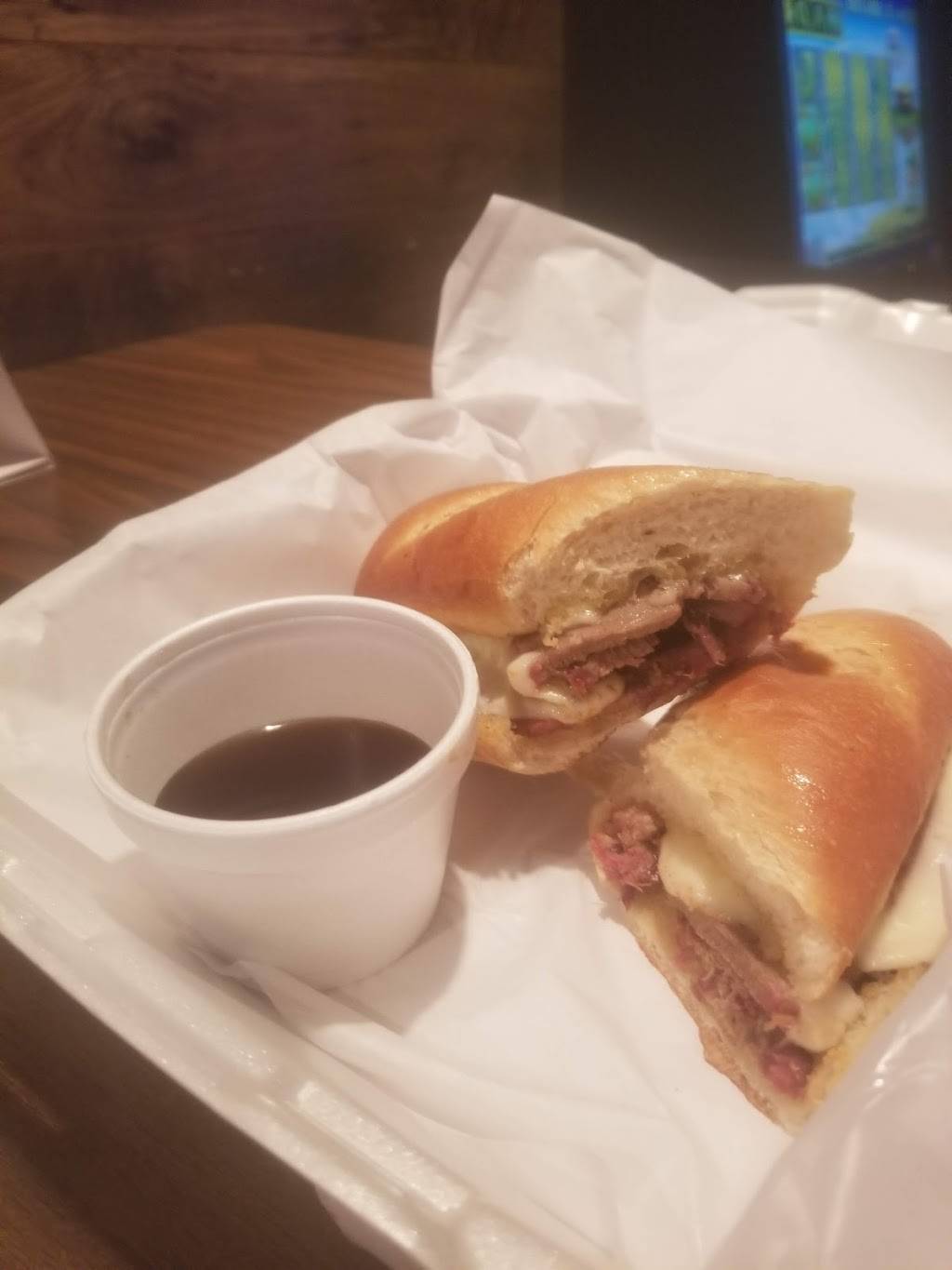 Plaza Pub | restaurant | 6202 Douglas Ave, Des Moines, IA 50322, USA | 5153340871 OR +1 515-334-0871