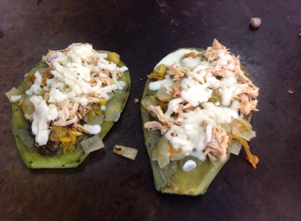 Quesadillas y Mas Los Parados | restaurant | 3930 N Main St, Houston, TX 77009, USA | 8322479125 OR +1 832-247-9125