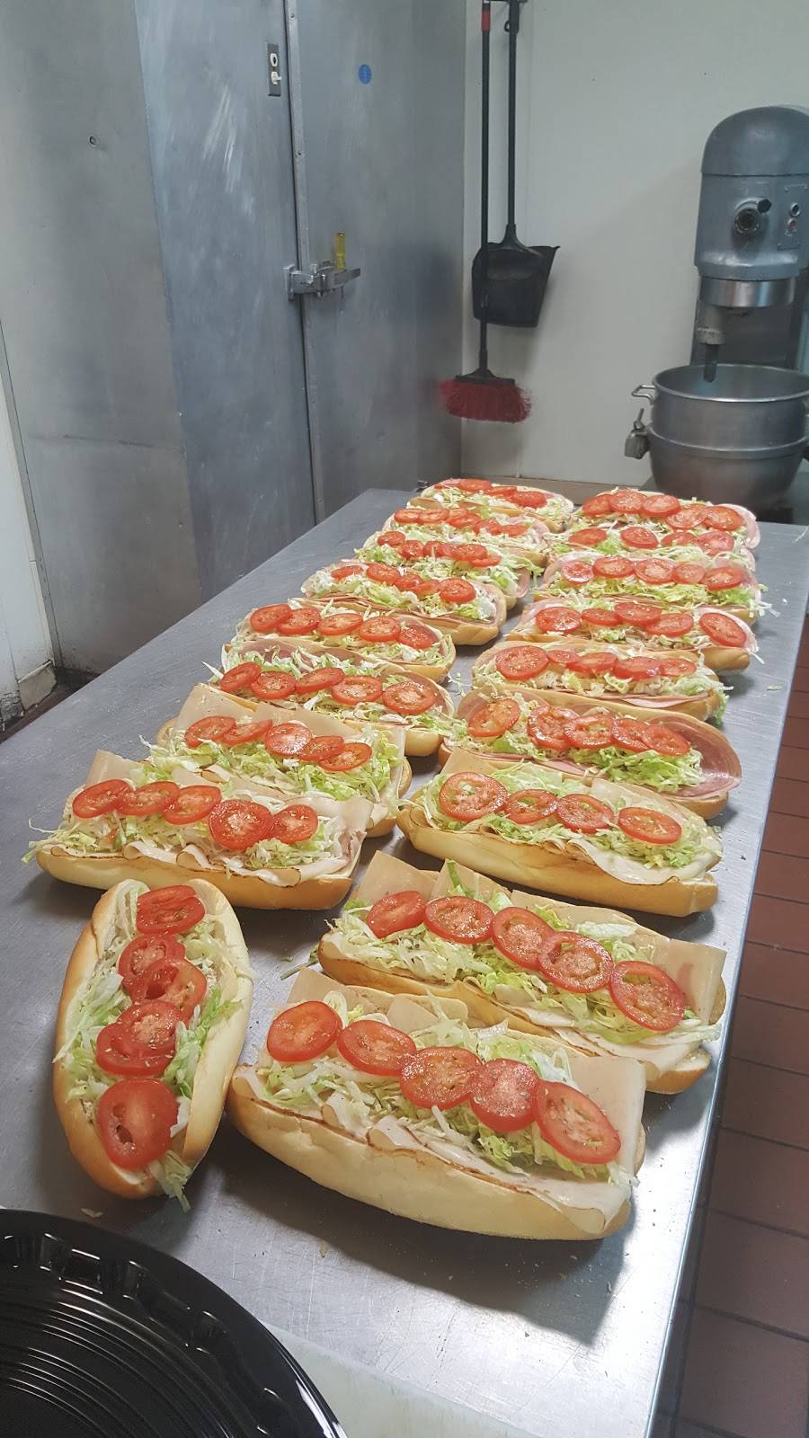 England Pizza | restaurant | 2840 Cottman Ave, Philadelphia, PA 19149, USA | 2153332323 OR +1 215-333-2323