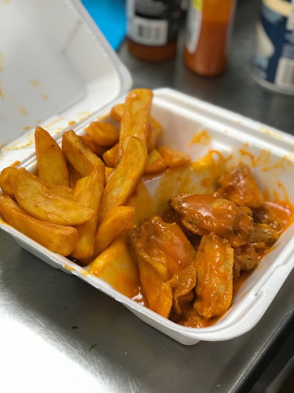 Golden Wingz | restaurant | 30763 Eureka Rd, Romulus, MI 48174, USA | 7349923821 OR +1 734-992-3821