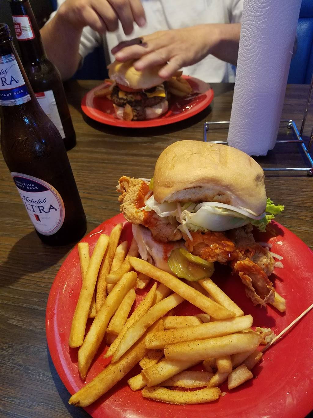 Shadys Porch Pub and Grill | restaurant | 840 E Mulberry St, Angleton, TX 77515, USA | 9798488969 OR +1 979-848-8969