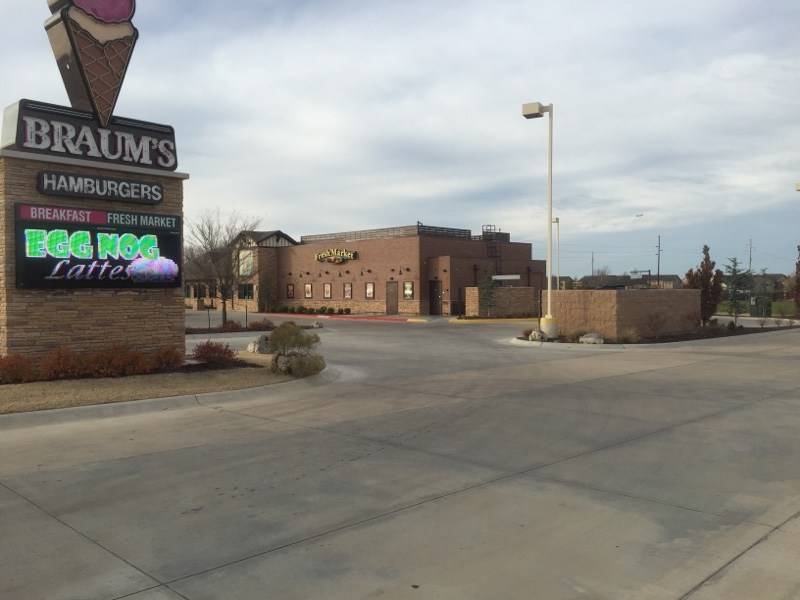 Braums Ice Cream & Burger Restaurant | restaurant | 2201 N Rock Rd, Derby, KS 67037, USA | 3167888740 OR +1 316-788-8740