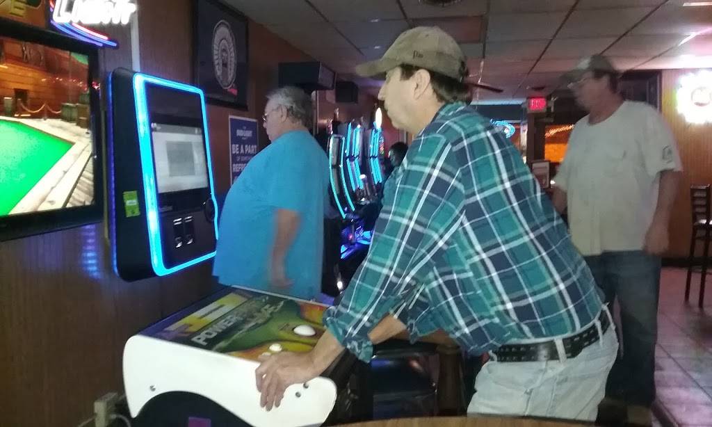 D Js Bar & Grill | restaurant | 2526 College Ave, Alton, IL 62002, USA | 6184650362 OR +1 618-465-0362