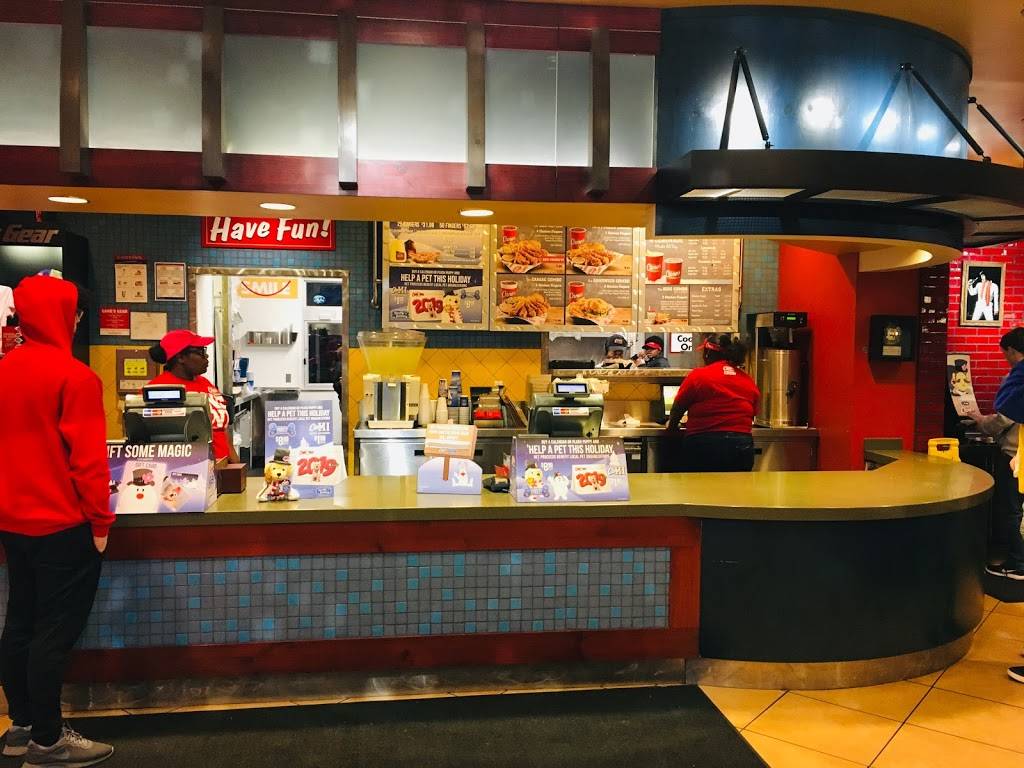 Raising Canes Chicken Fingers | meal takeaway | 1250 Bardstown Rd #5, Louisville, KY 40204, USA | 5028221188 OR +1 502-822-1188