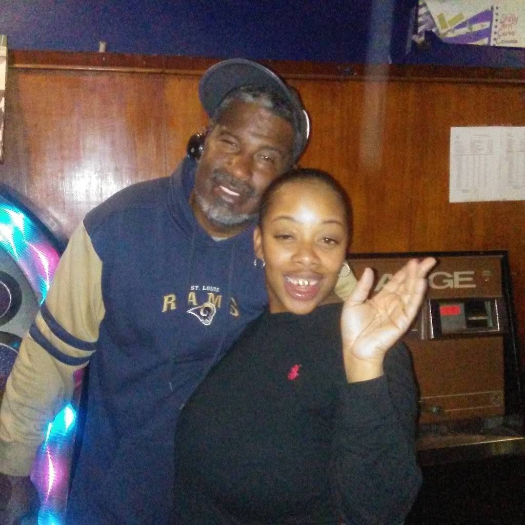 Neighborhood Bar & Grill | restaurant | 4337 N Broadway, St. Louis, MO 63147, USA | 3144997236 OR +1 314-499-7236