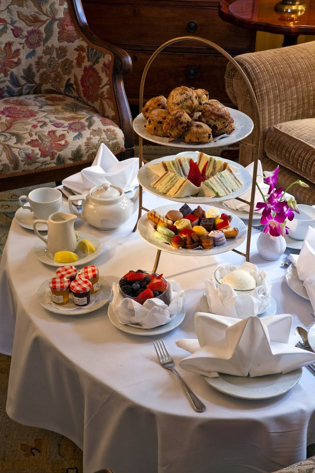 The Henley Park Hotel | restaurant | 926 Massachusetts Ave NW, Washington, DC 20001, USA | 2026385200 OR +1 202-638-5200