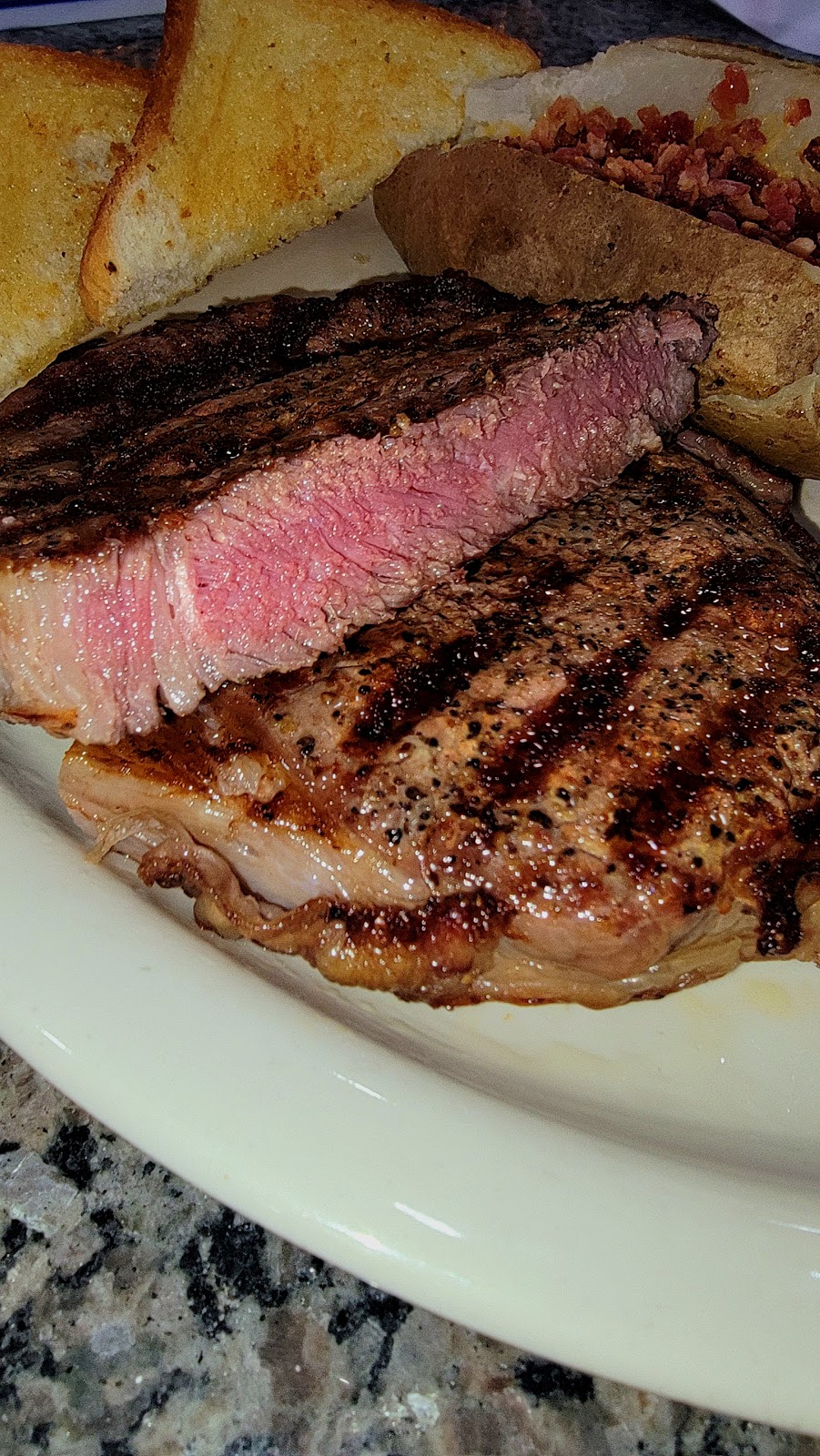 Parrot Eyes Bar & Grill | restaurant | 323 N 6th St, Fredonia, KS 66736, USA | 6203783314 OR +1 620-378-3314