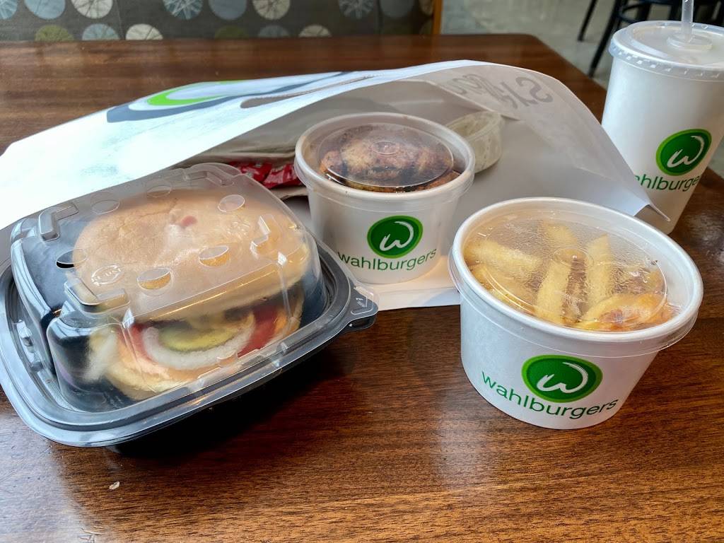 Wahlburgers @ Hy-vee | restaurant | Wahlburgers @ Hy-Vee, 2115 S MacArthur Blvd, Springfield, IL 62704, USA | 2177261011 OR +1 217-726-1011