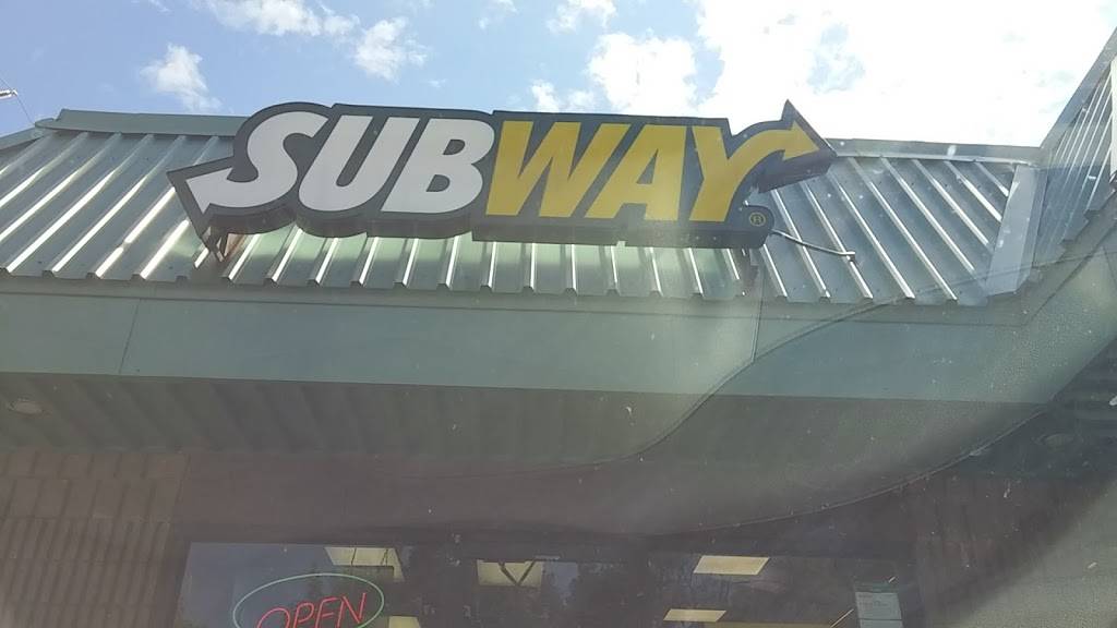 Subway | meal takeaway | 645 Lakeshore Rd E, Mississauga, ON L5G 5J1, Canada | 9052741169 OR +1 905-274-1169