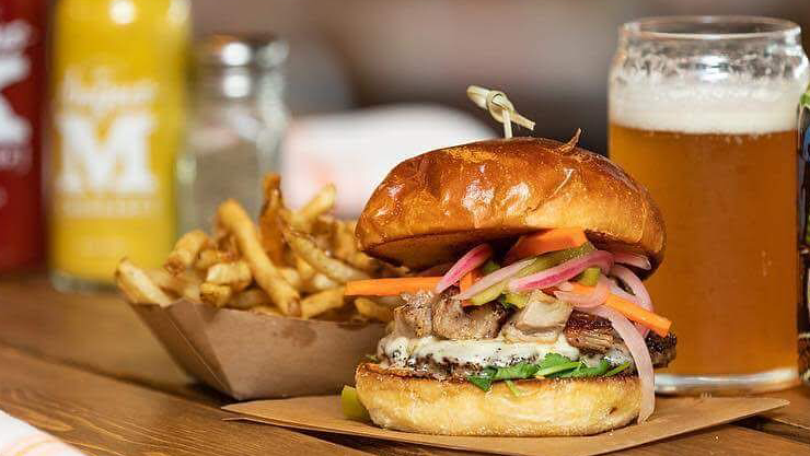 Angus Burgers and Shakes | restaurant | 10177 S 168th Ave #101, Omaha, NE 68136, USA | 4024016613 OR +1 402-401-6613