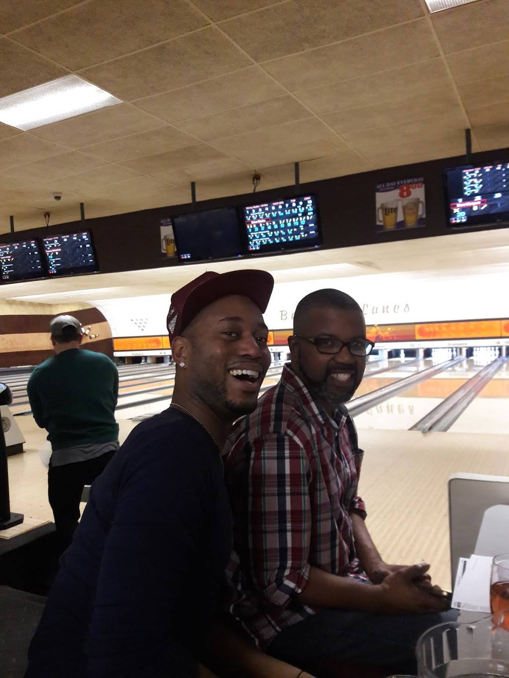 Bowlero Lanes & Lounge | night club | 4209 Coolidge Hwy, Royal Oak, MI 48073, USA | 2485497500 OR +1 248-549-7500