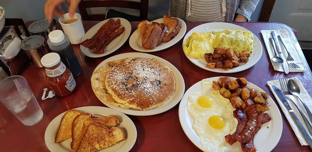 Rochelles Restaurant | restaurant | 586 N Main St, Acushnet, MA 02743, USA | 5089853055 OR +1 508-985-3055